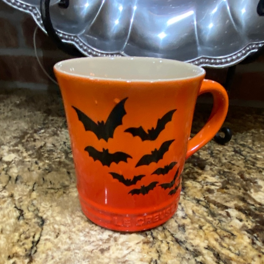 Le Creuset 14oz coffee mug FLAME with black bats -
NEW! LAST ONE 🦇 PRICE FIRM 🦇